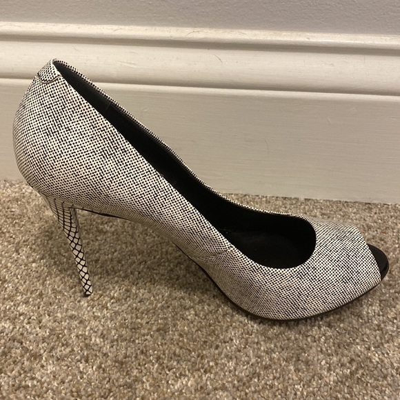 NIB Giuseppe black and white patterned peep toe heels. Size 38.5 - Picture 7 of 16